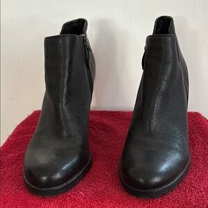 Franco Sarto Black Ankle Boots w/ side zip
4” heel Size 10 Excellent Condition